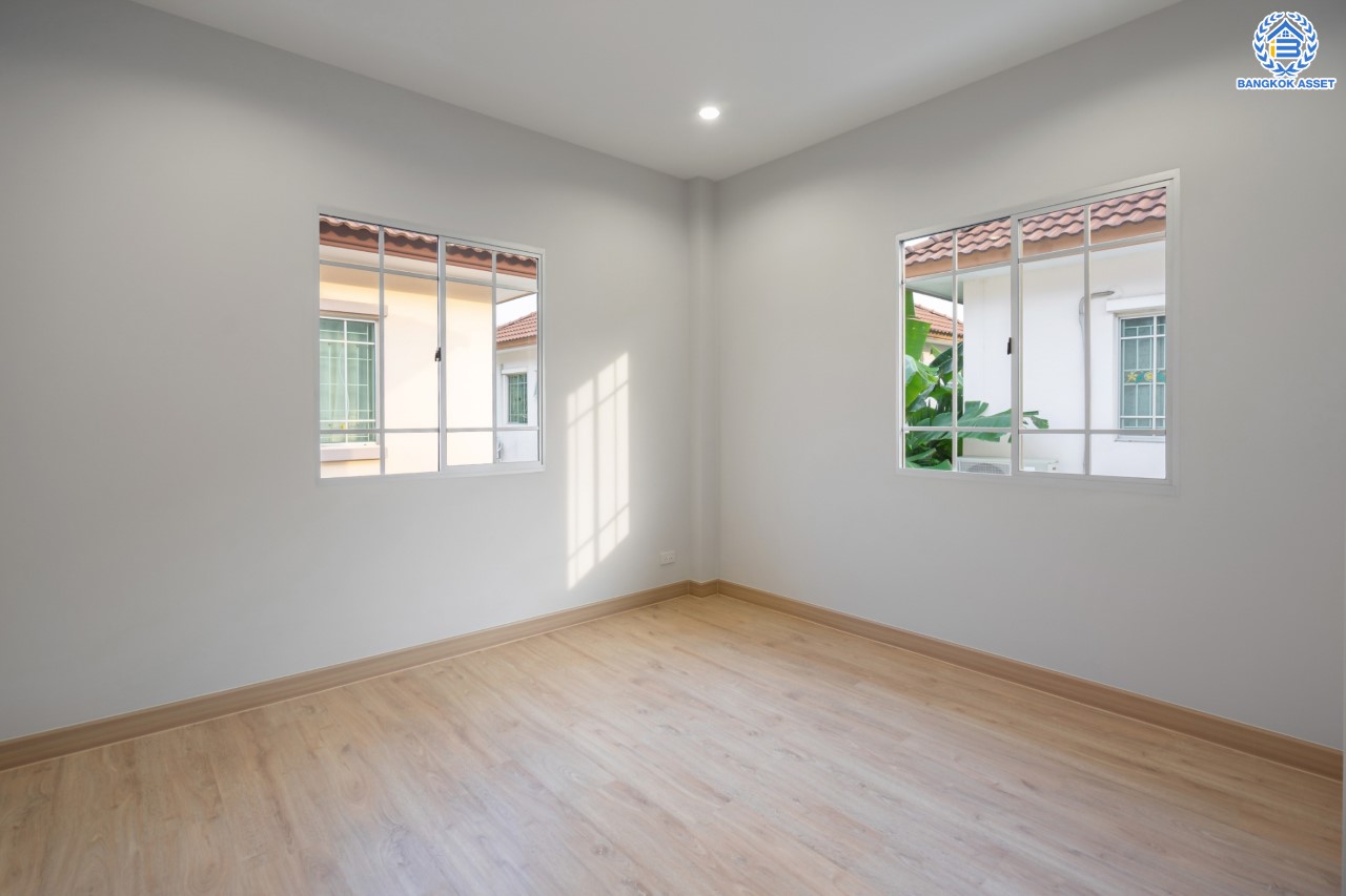 บ้านมือสองตกแต่งใหม่ ม.ธนาสิริ ปิ่นเกล้า-ราชพฤกษ์ เนื้อที่ 37.5 ตร.ว. บ้านแฝดหลังใหญ่ ตอบโจทย์ทุกการอยู่อาศัย ฟังก์ชัน 3 ห้องนอน 3 ห้องน้ำ 2 ที่จอดรถ บนทำเลติดถนนราชพฤกษ์ ใกล้วงเวียนพระราม5 รถไฟฟ้า "สถานีบางรักน้อยท่าอิฐ" และ จุดทางด่วน "กาญจนาภิเษก"